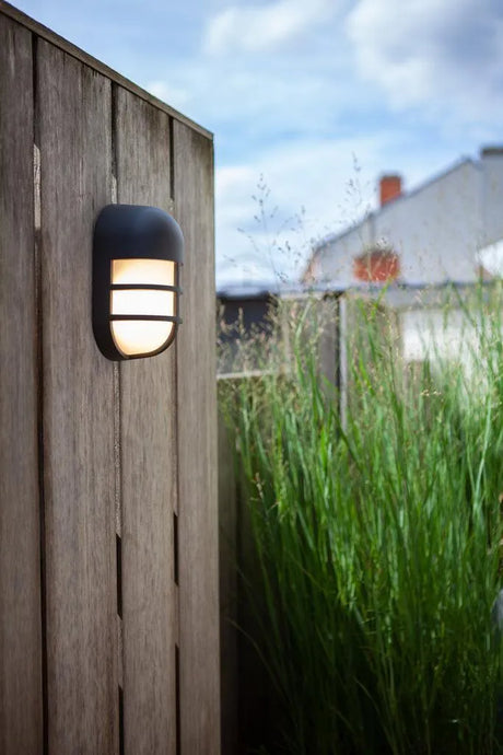 donkergrijze wandlamp met ingebouwde LED lichtbron 3000k warm wit modern