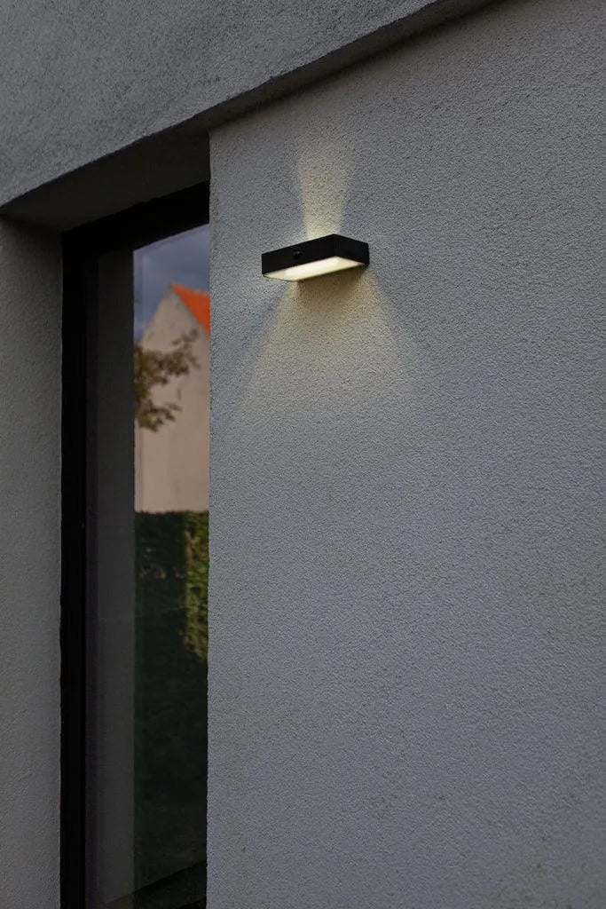 Buitenmuur op zonne energie zwart zonder kabel