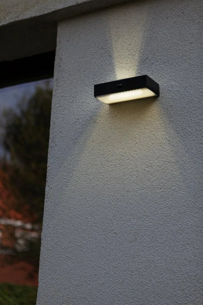 Buitenlamp zonne energie led voor het verlichten van je gevel