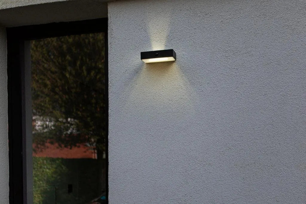 Buitenlamp solar zonne energie voor het verlichten van de buiten muur