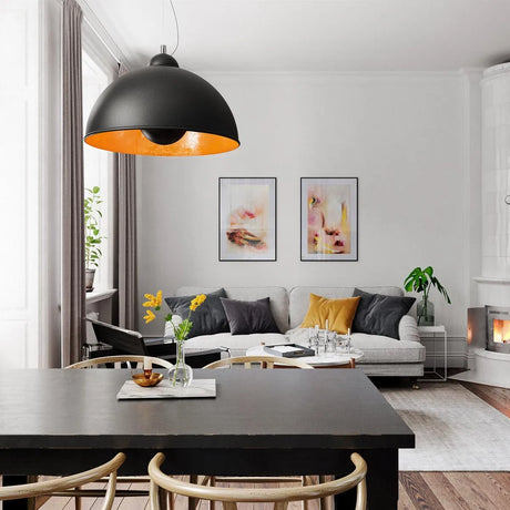 Moderne mat zwarte hanglamp met E27 fitting en gouden binnenkant. 