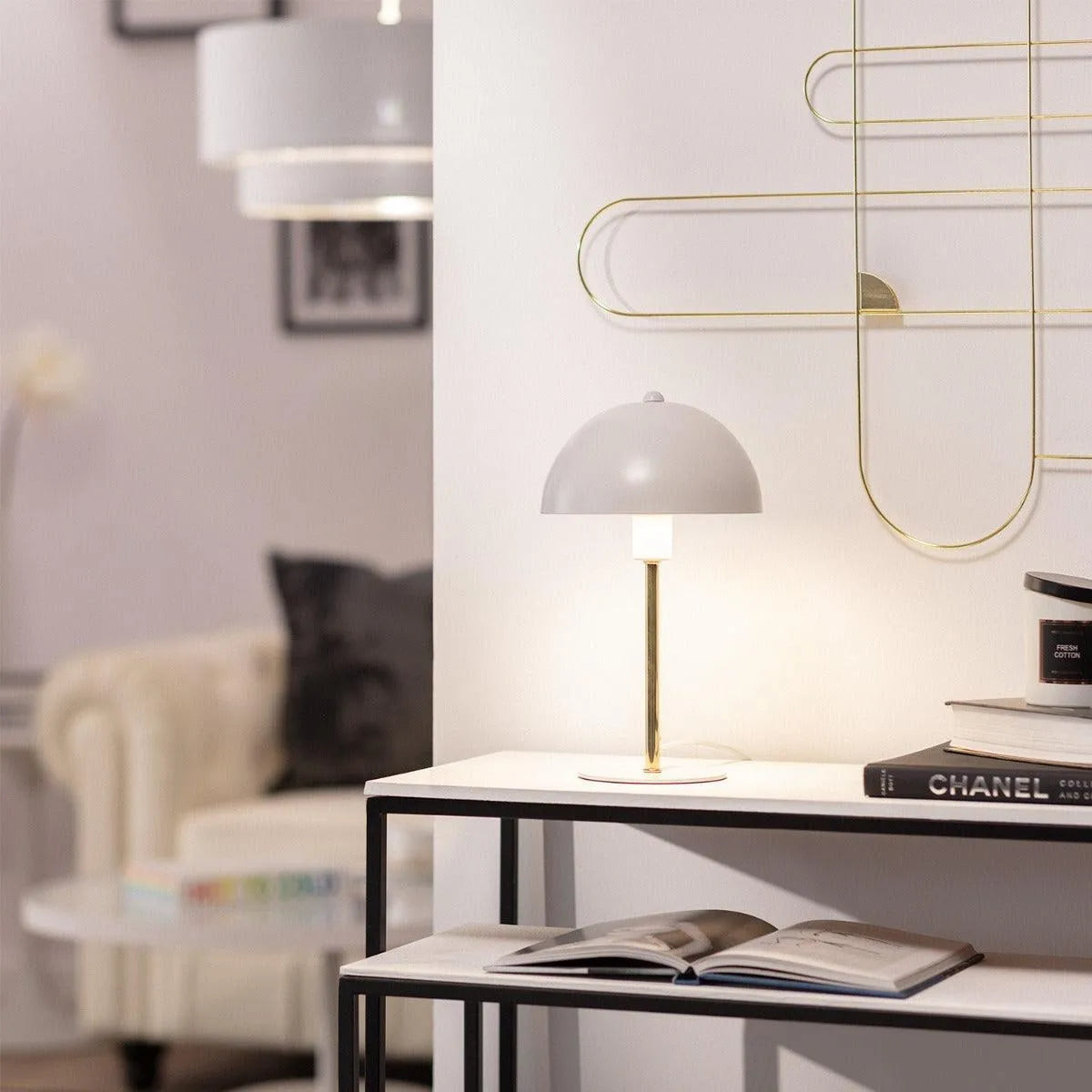 Witte tafellamp op bureau met messing deel 