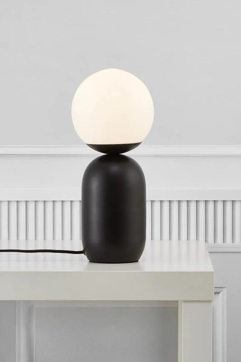 Kleine zwarte tafellamp met E14 fitting en schakelaar Nordlux Notti - FOIR
