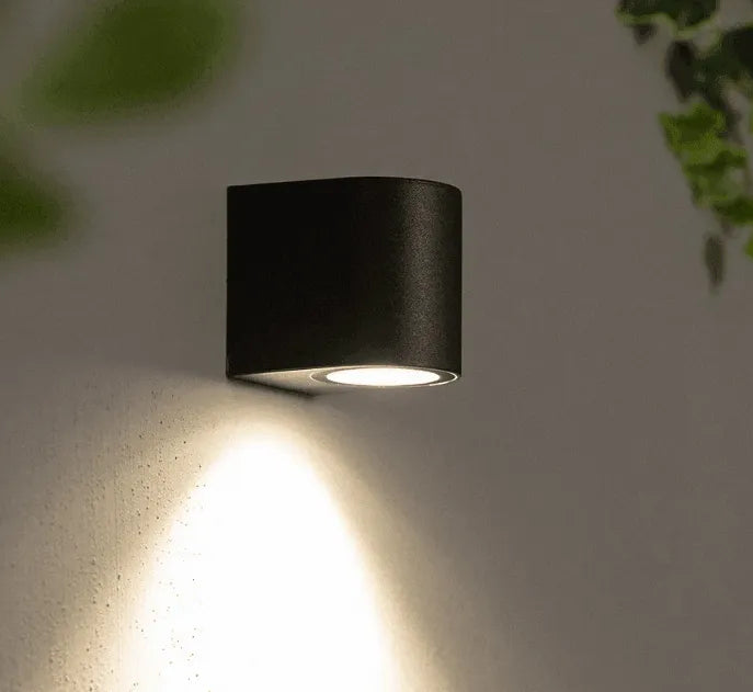 Kleine zwarte wandlamp downlighter met gu10 fitting 