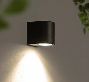 Kleine zwarte wandlamp downlighter met gu10 fitting 