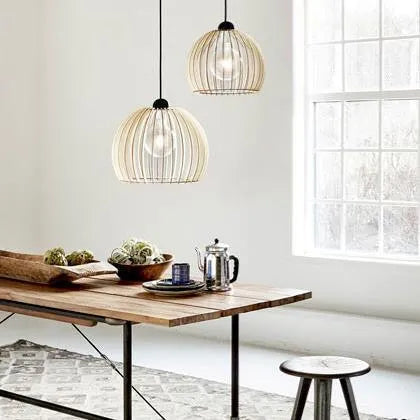 Voorbeeld hanglamp Chino boven tafel hout rond led lamp