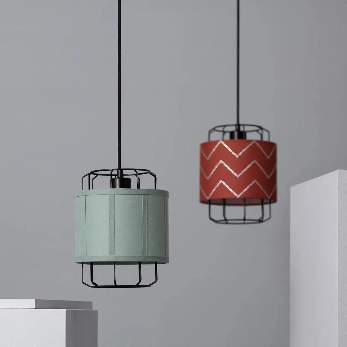 Kleine hanglamp met rode of groene kap en E27 fitting kooi industrieel 