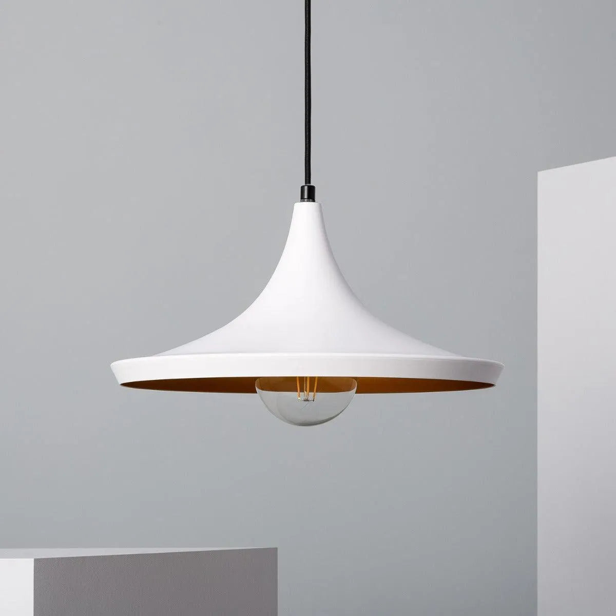 Hanglamp wit met gouden binnen kant tom dixon