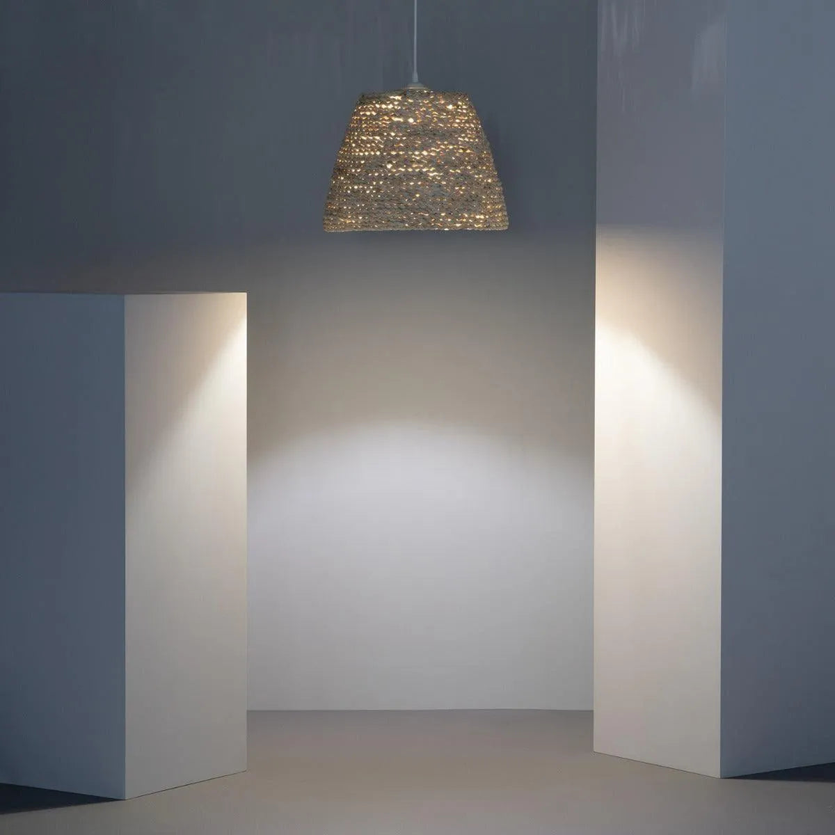 Hanglamp gevlochten led lamp boven eettafel