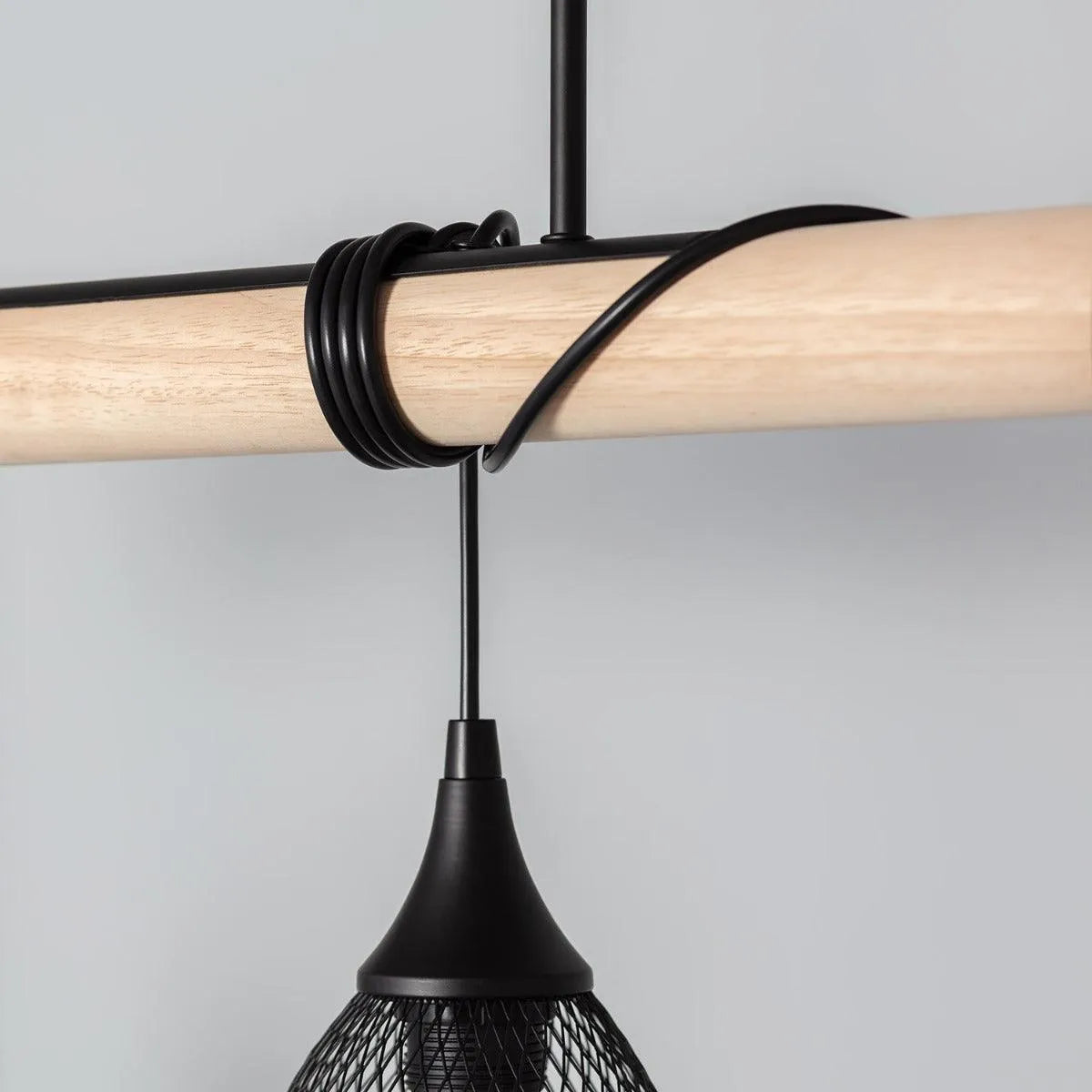 Hanglamp hout met 4 metalen kappen tak houten balk
