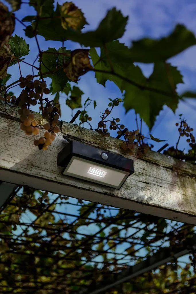 Buitenlamp op zonne energie zwart solar design lamp