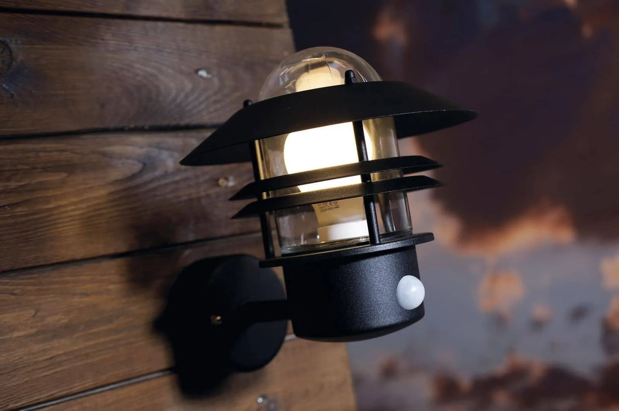 Buitenlamp zwart met sensor Nordlux blokhus wandlamp E27 fitting modern zwart sensor