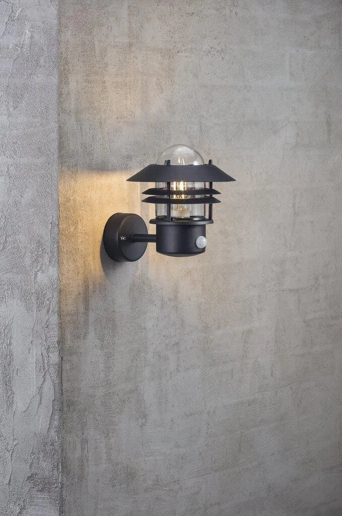Buitenlamp zwart met sensor Nordlux blokhus wandlamp zwart sensor modern E27 fitting 