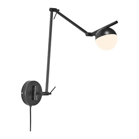 Verstelbare wandlamp met G9 fitting gemaakt van metaal en glas.