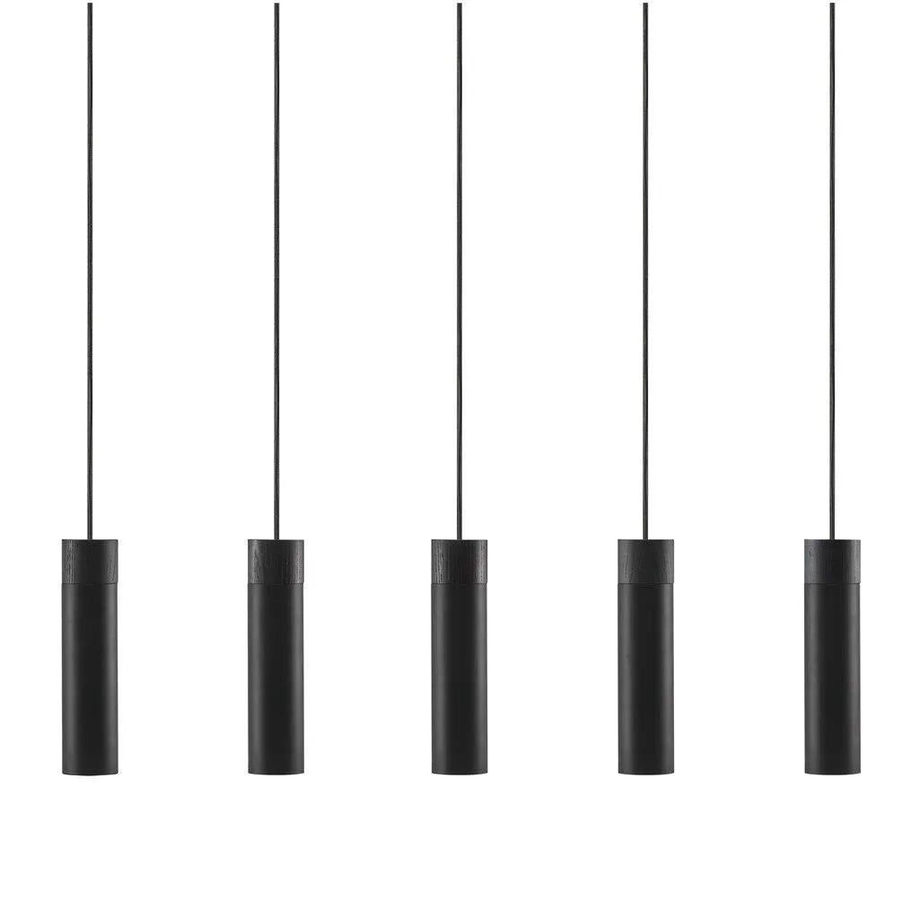 Zwarte hanglamp voor boven de eettafel met houten delen