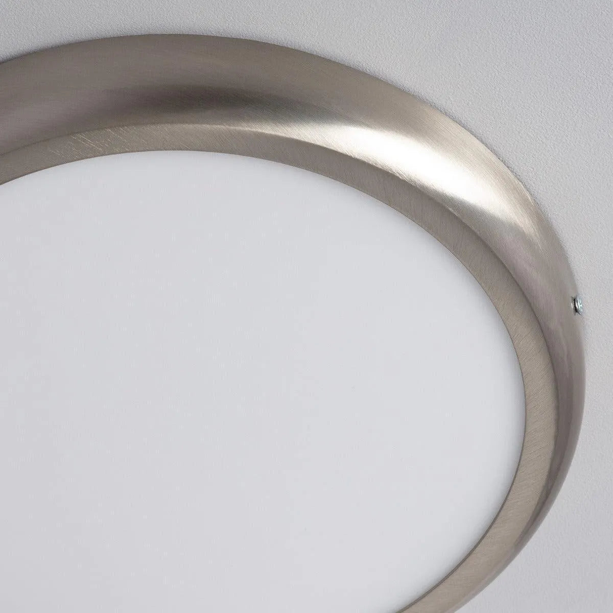 zilver plafondarmatuur rond ingebouwde lichtbron 