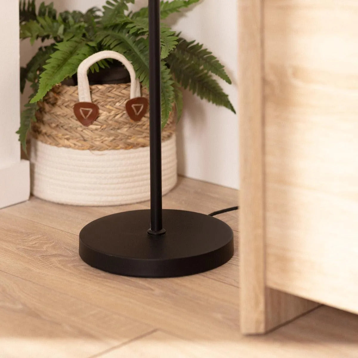 vloerlamp zwarte voet en schakelaar.