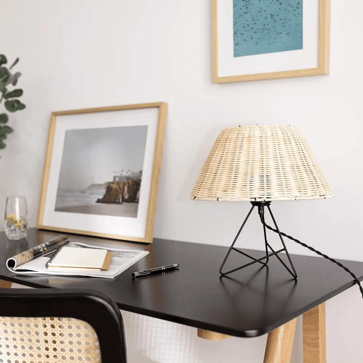 Kleine tafellamp wit met rotan kap schakelaar en E27 fitting 'Janice' - FOIR