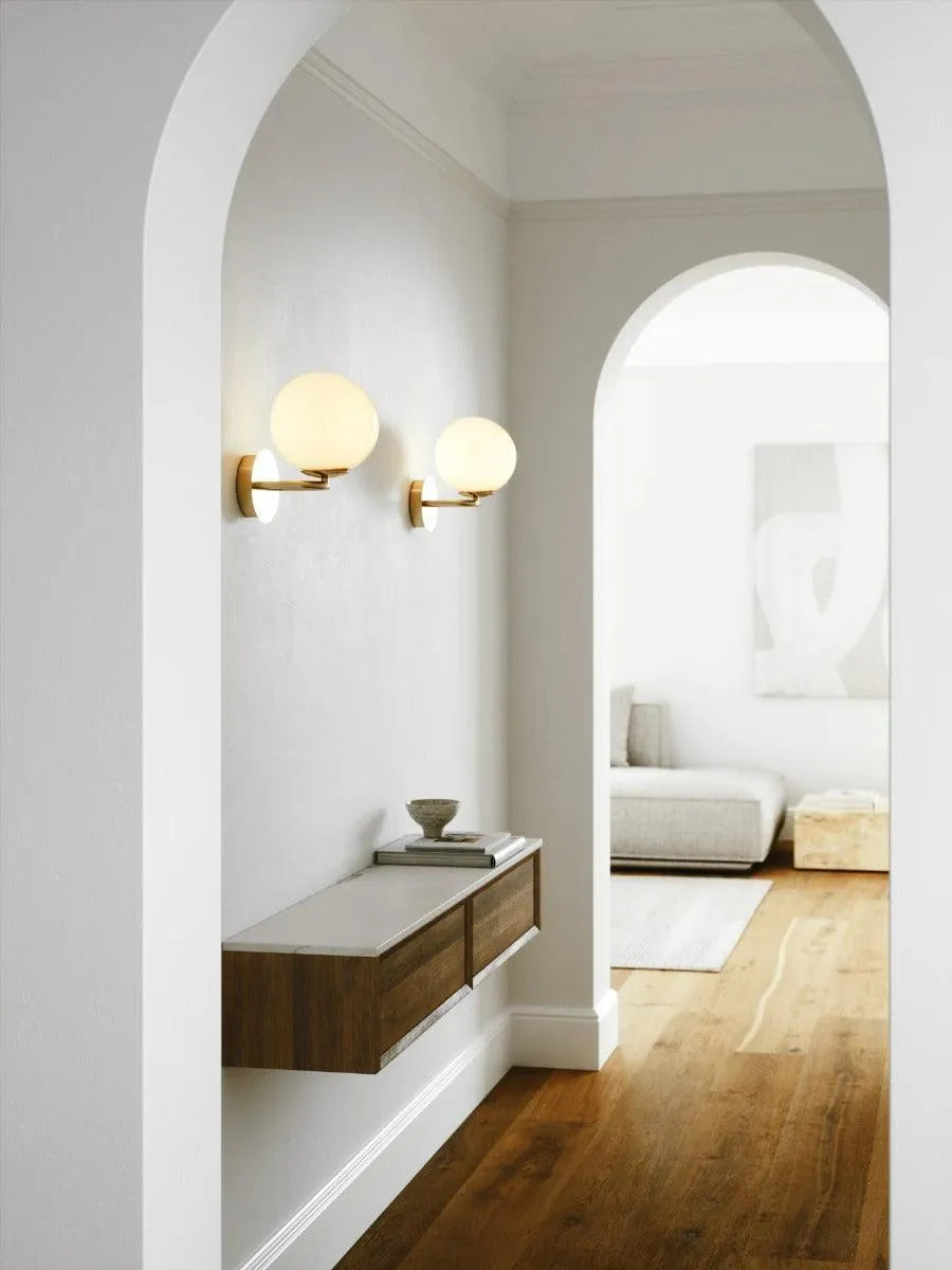 Wandlamp messing & mondgeblazen opaalglazen kap DFTP 'Shapes' - FOIR