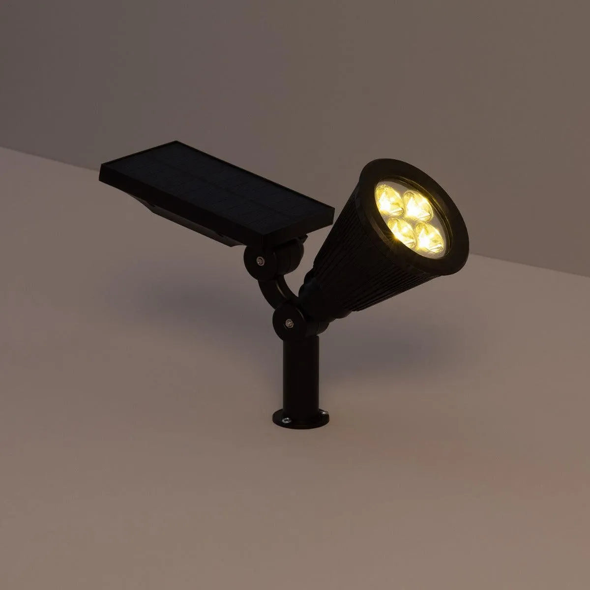 warm witte grondspot modern buitenlamp zwart solar zonne energie