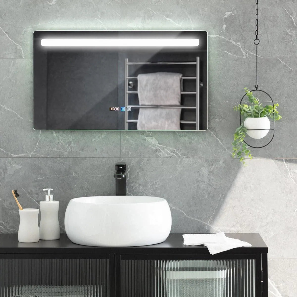 Brede badkamerspiegel met verwarming en led lamp