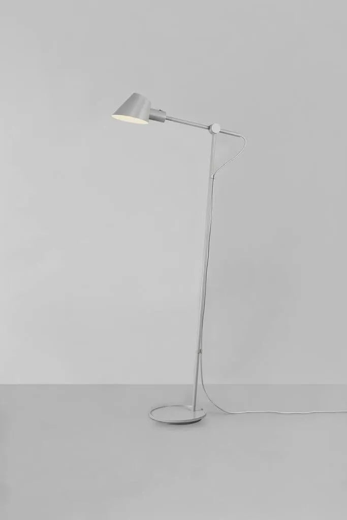 Moderne vloerlamp met ingebouwde schakelaar en E27 fitting