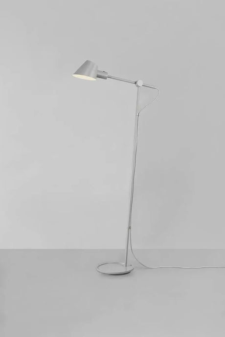 Moderne vloerlamp met ingebouwde schakelaar en E27 fitting