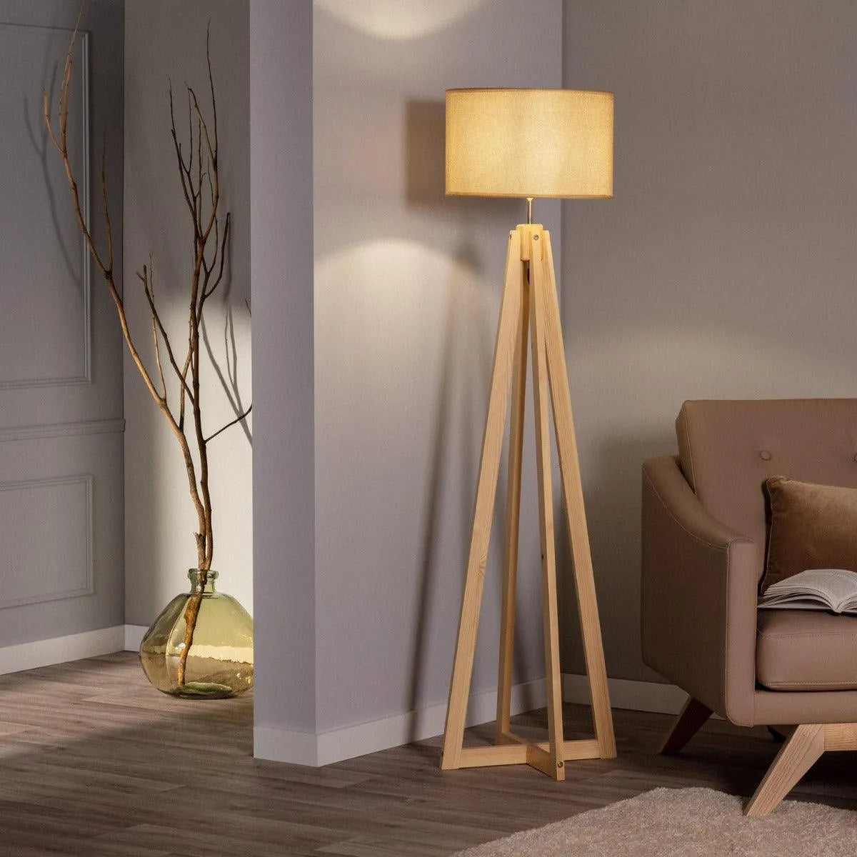 Staande lamp met houten poten in de hoek van woonkamer