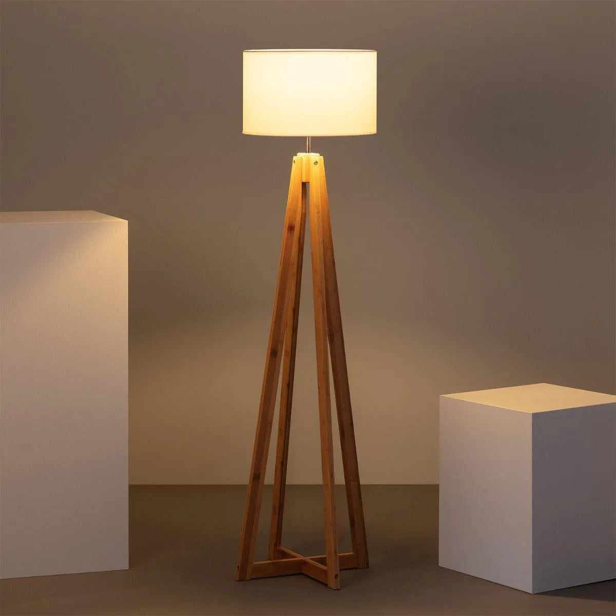 Vloerlamp met stoffen kap en houten poten