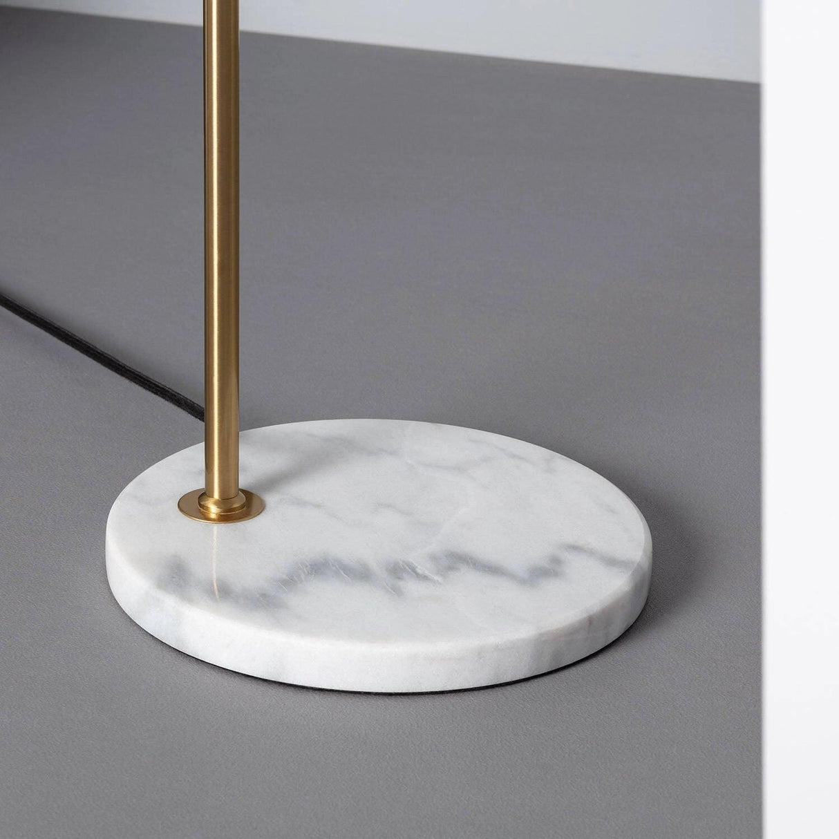 Gouden staande lamp met marmeren voet & E27 fitting 'Marie' 150cm - FOIR