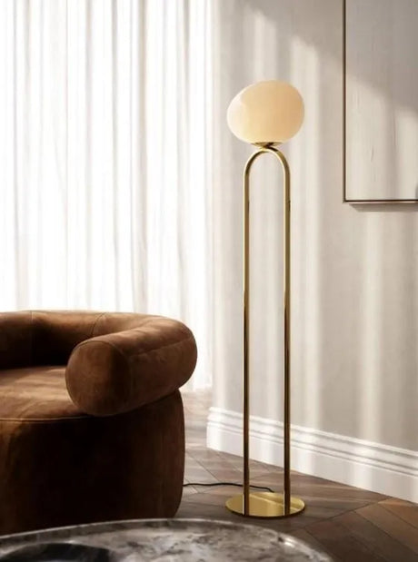 Moderne vloerlamp messing met E27 fitting en opaal glas.