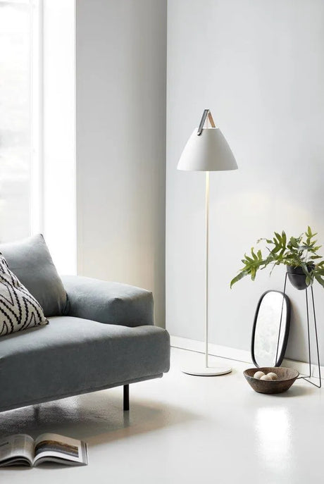Moderne Nordlux vloerlamp strap met e27 fitting en schakelaar leren strap leer metaal 46234001 5701581397286
Bjørn+Balle 