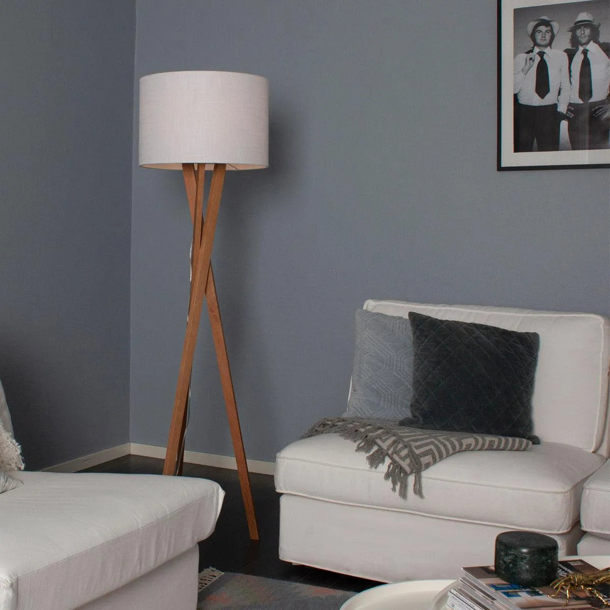 Staande vloerlamp met witte kap en houten poten vega  by rydens 4100020-6002 