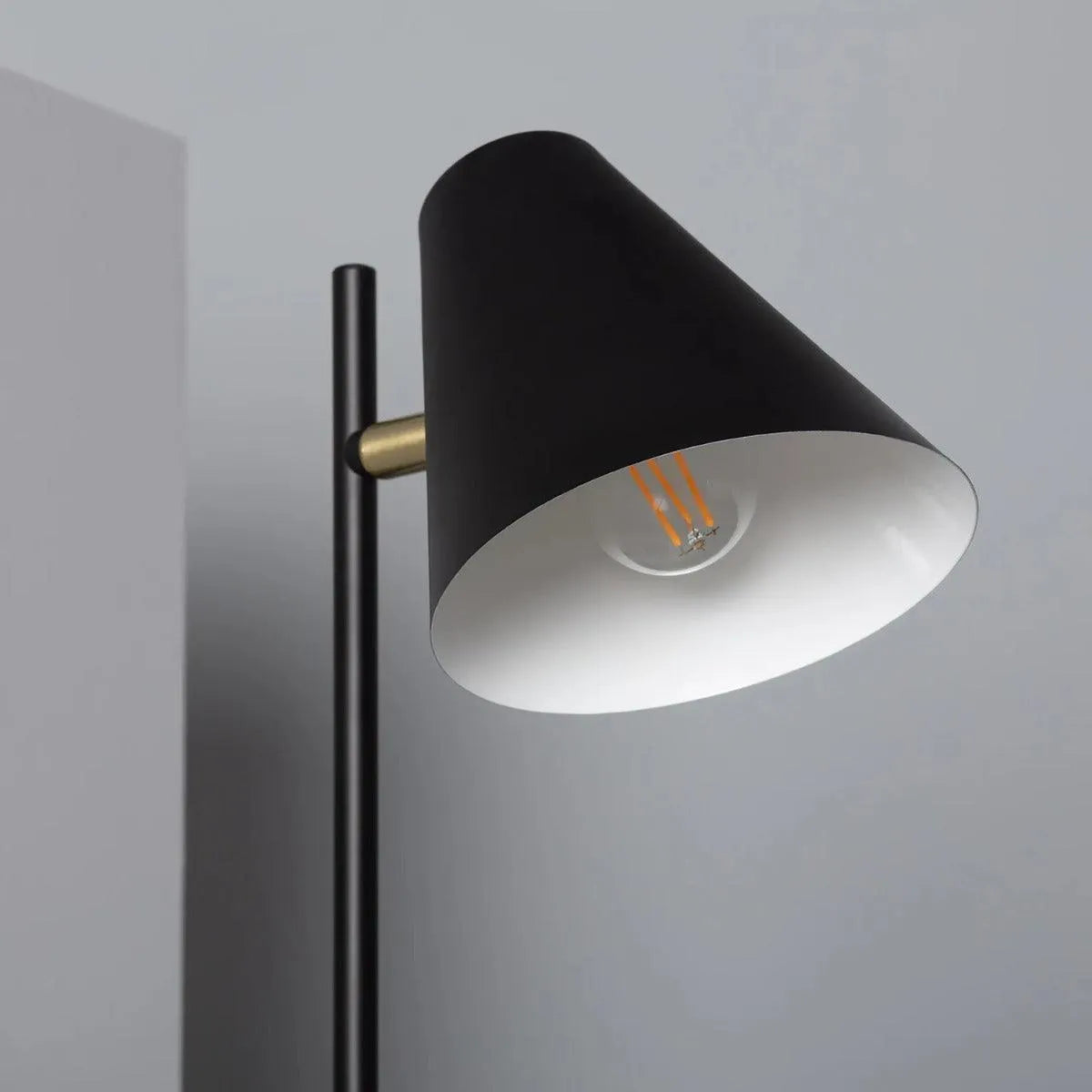 tafellamp woonkamer of slaapkamer zwart wit