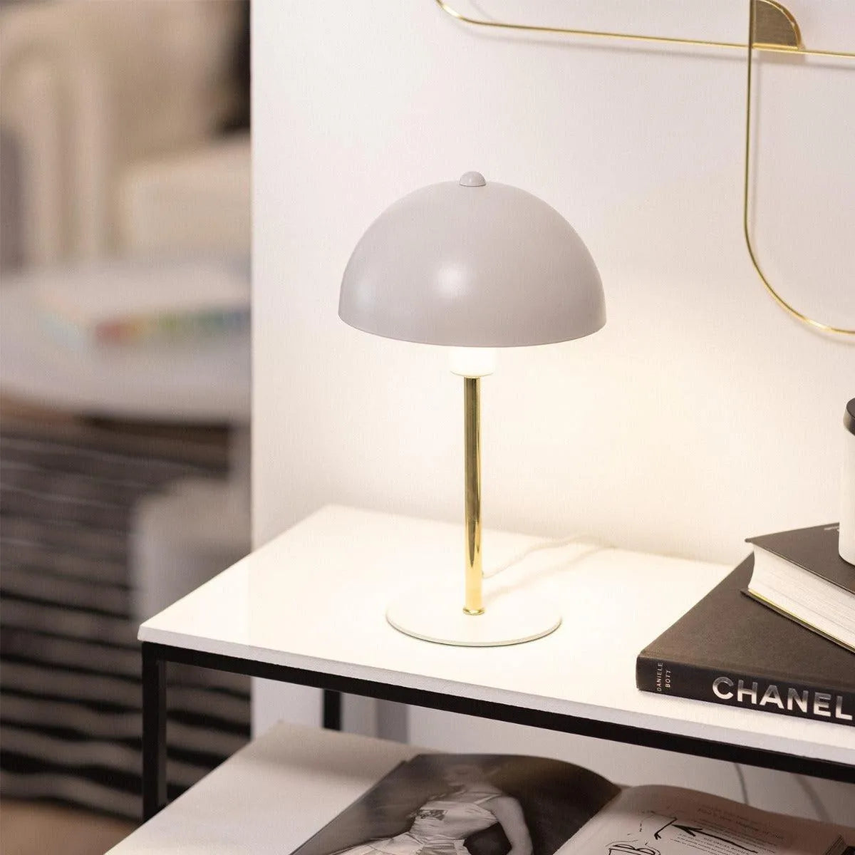 Tafellamp wit met messing metaal voor op het bureau