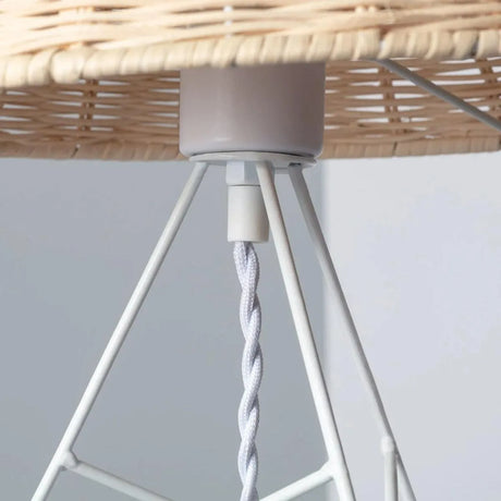 Kleine tafellamp wit met rotan kap schakelaar en E27 fitting 'Janice' - FOIR