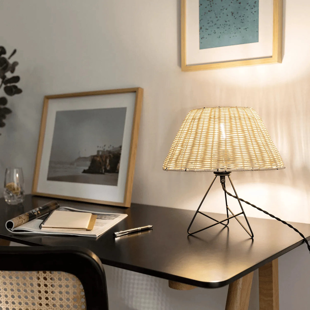 Kleine tafellamp wit met rotan kap schakelaar en E27 fitting 'Janice' - FOIR