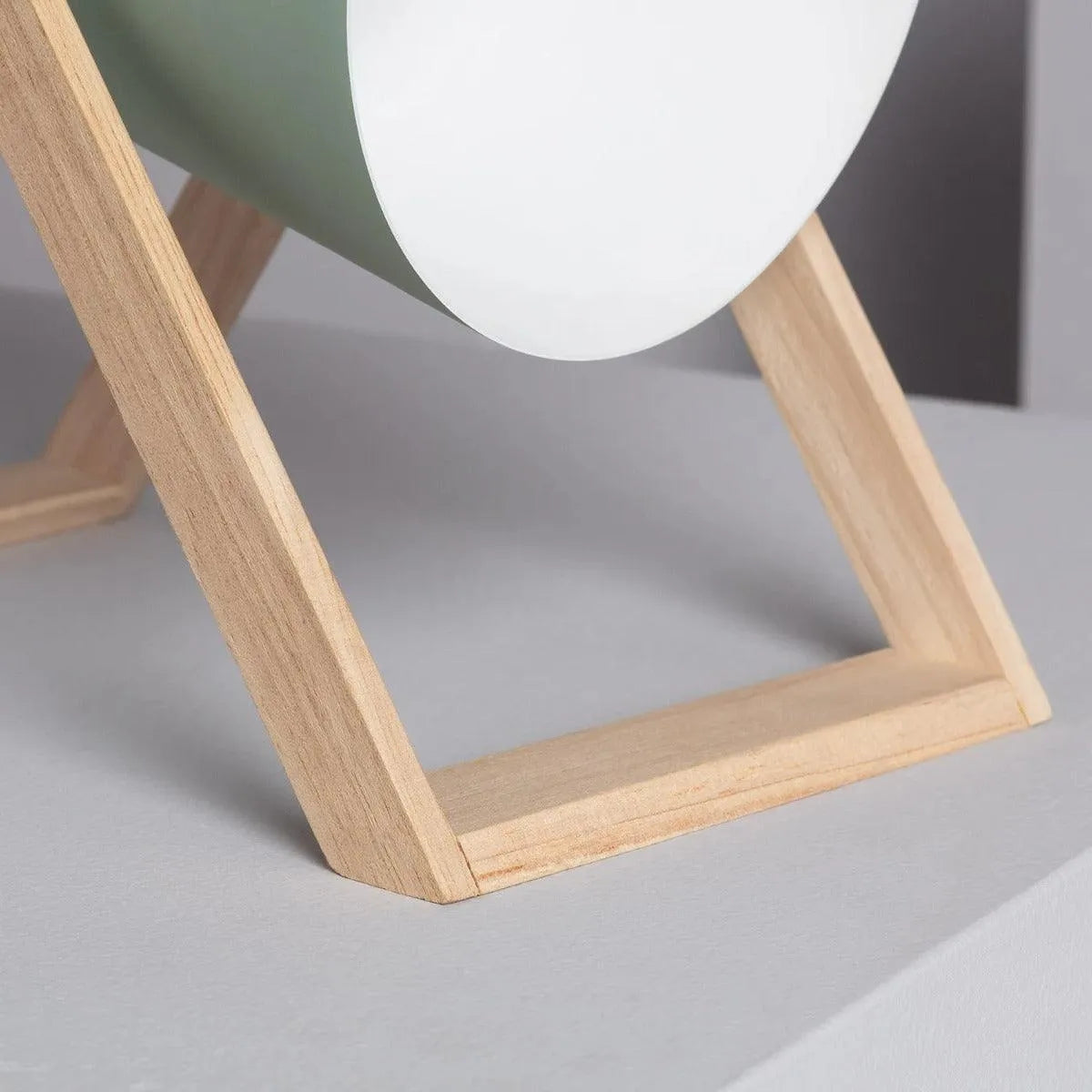Minimalistische tafellamp wit met hout schakelaar en stekker 'Sebastian' - FOIR
