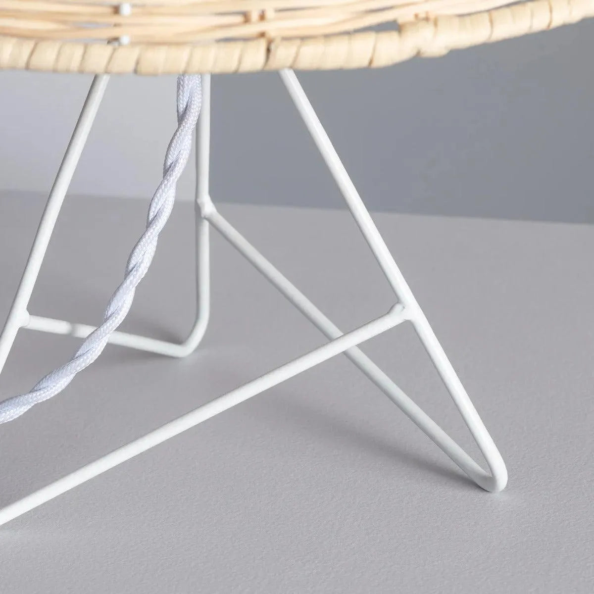 Kleine tafellamp wit met rotan kap schakelaar en E27 fitting 'Janice' - FOIR