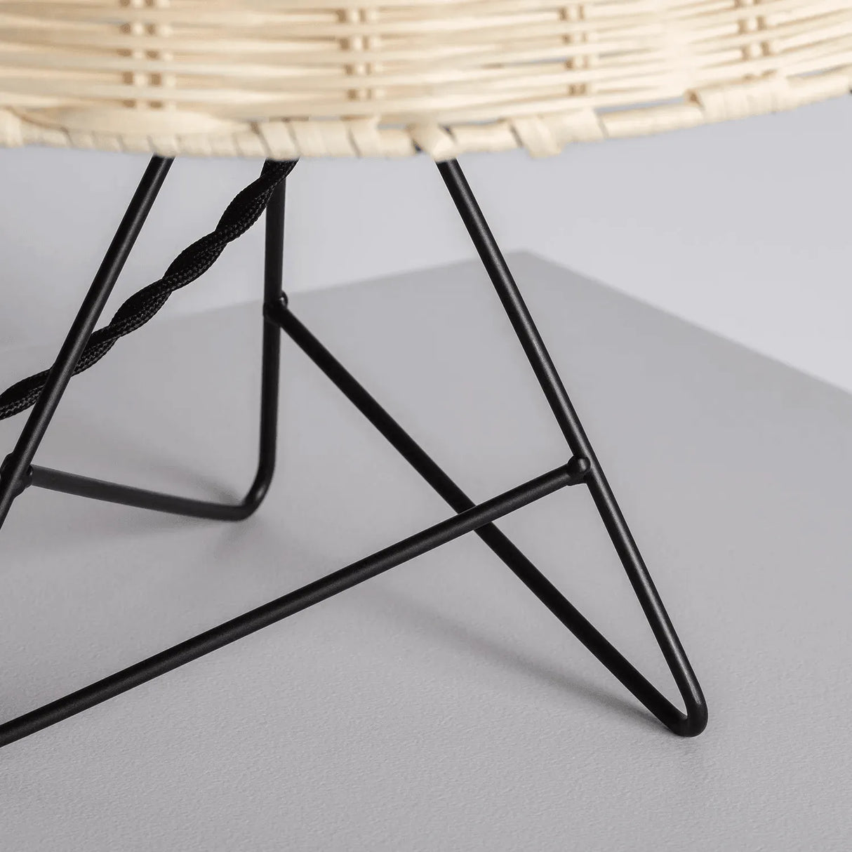 Kleine tafellamp wit met rotan kap schakelaar en E27 fitting 'Janice' - FOIR
