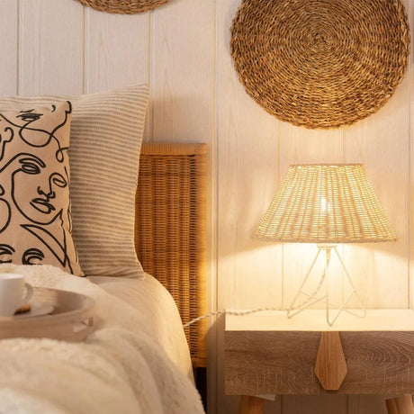 Kleine tafellamp wit met rotan kap schakelaar en E27 fitting 'Janice' - FOIR