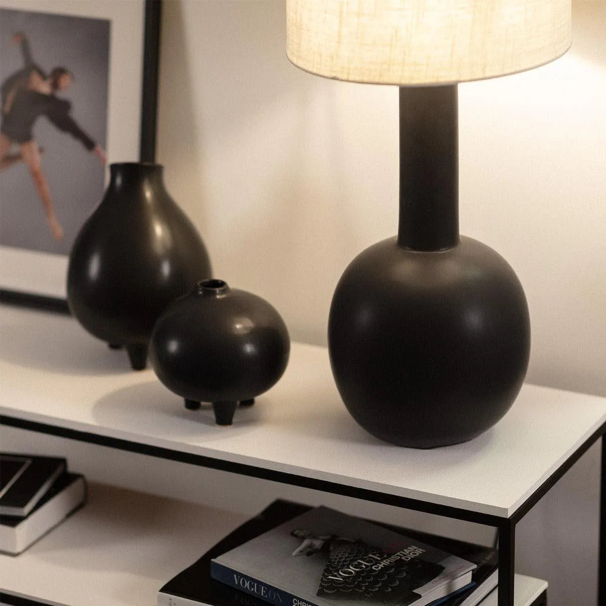 wandlamp naast tv vaas by rydens zwart