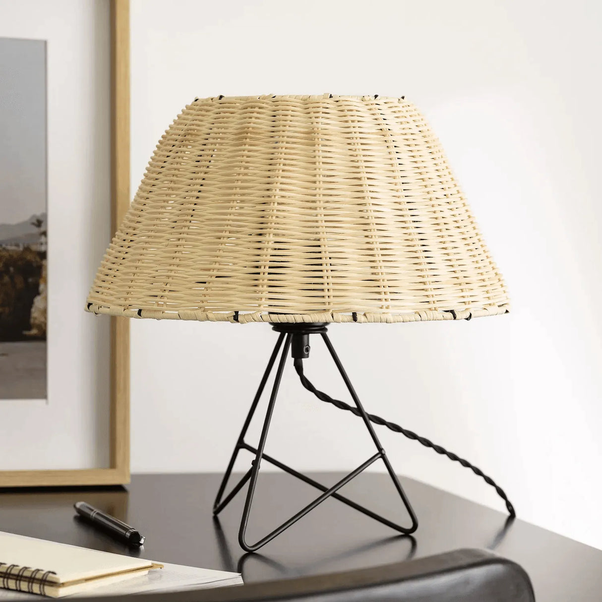 Kleine tafellamp wit met rotan kap schakelaar en E27 fitting 'Janice' - FOIR