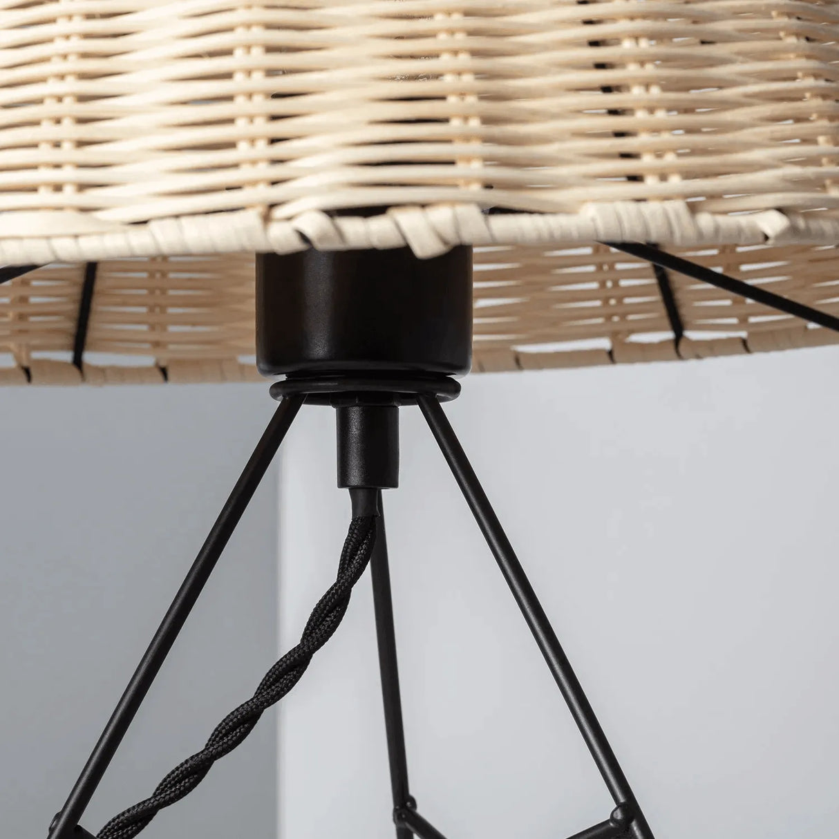 Kleine tafellamp wit met rotan kap schakelaar en E27 fitting 'Janice' - FOIR
