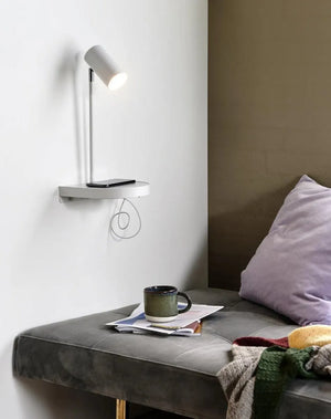 witte leeslamp ingebouwde usb poort en schakelaar plankje wandlamp 