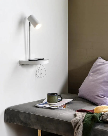 witte leeslamp ingebouwde usb poort en schakelaar plankje wandlamp 