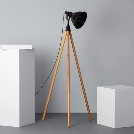 Vloerlamp driepoot 'Sam' industrieel bamboe hout E27 fitting zwart 168cm - FOIR