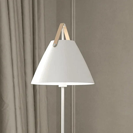 Staande lamp wit naast bank 46234001 Design For The People 5701581397286  1957580