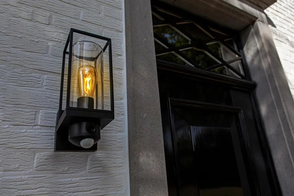 Buitenlamp met camera zwart glas met voordeur buitenverlichting
