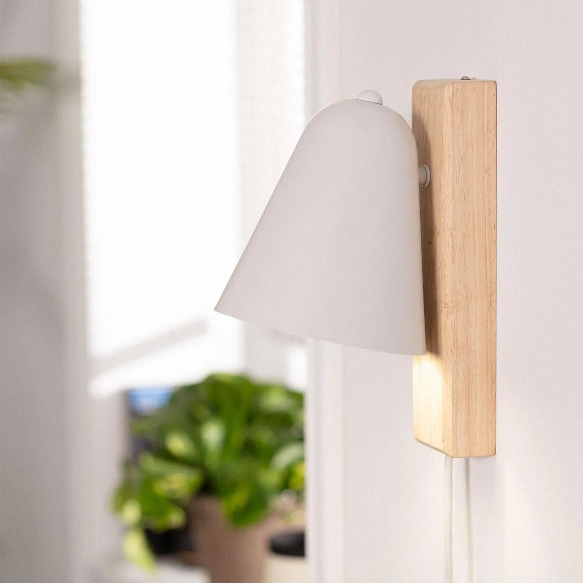 Wandlamp met stekker wit en hout e14 fitting